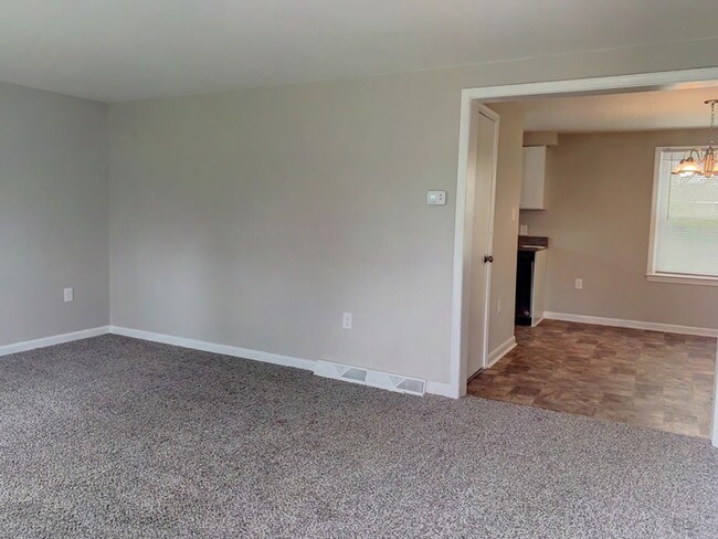 Building Photo - RENOVATED RACHED WITH YARD