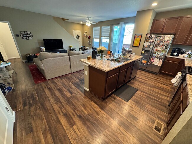 Building Photo - Modern & Light-Filled Home in Central Park – Prime Location