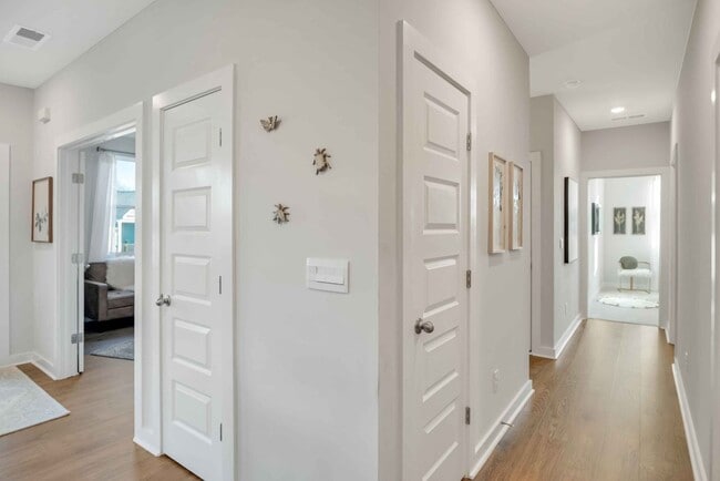 Building Photo - Stunning unit in 55+ community