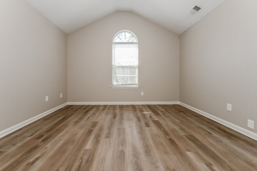 Building Photo - 2860 Highland Hill Pkwy