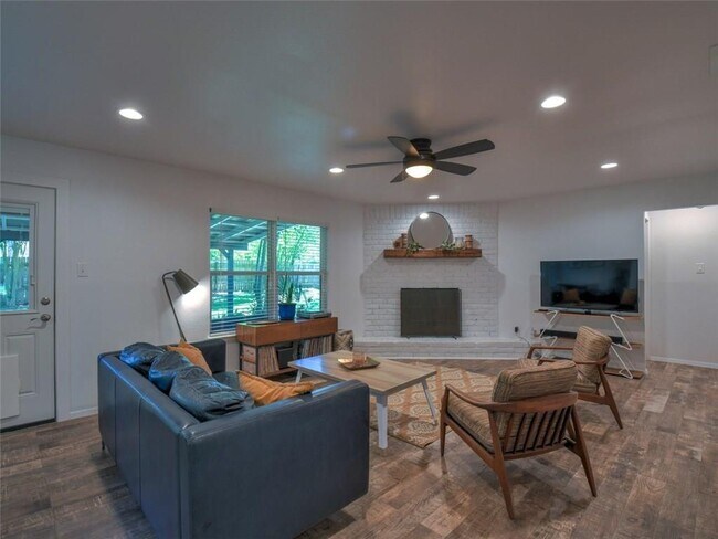 Building Photo - 6605 Clubway Ln
