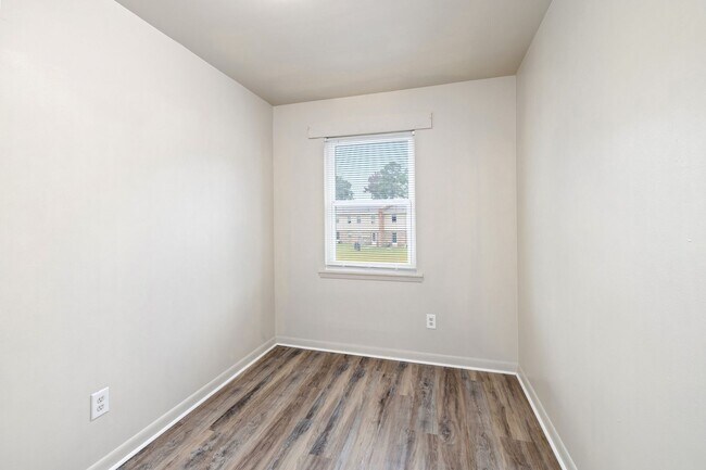 Building Photo - Renovated 3 Bedroom Unit!