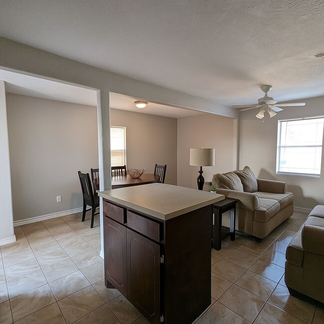 Building Photo - 1102 Ann St