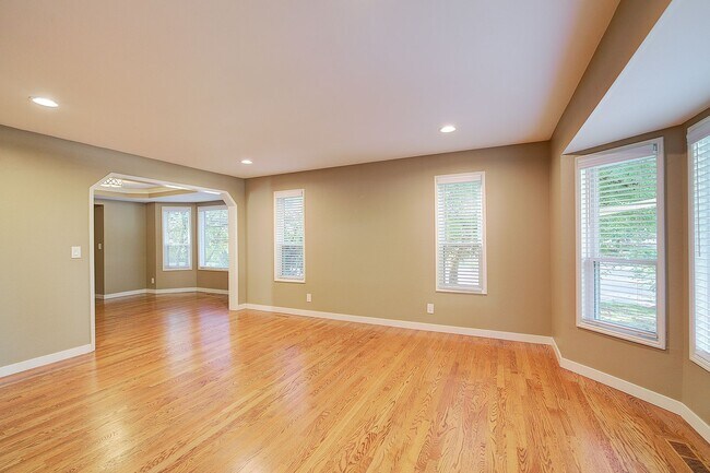 Building Photo - 3bd/2.25ba Sammamish Home