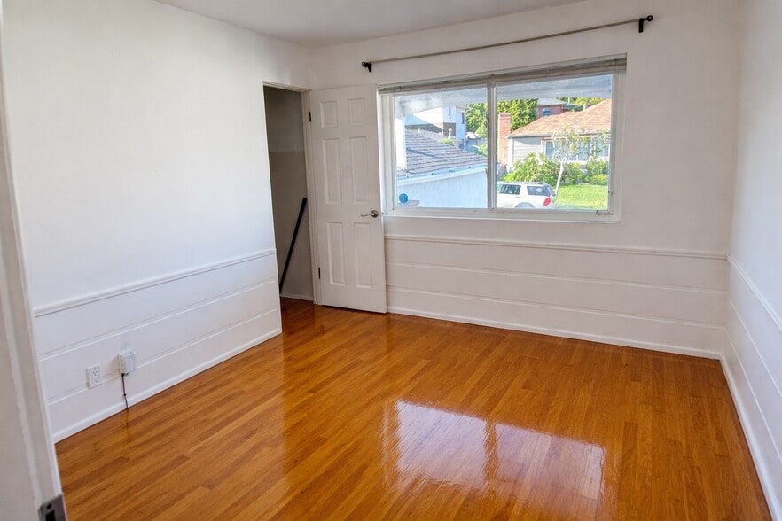 1 Bedroom - 5037 Parkglen Ave