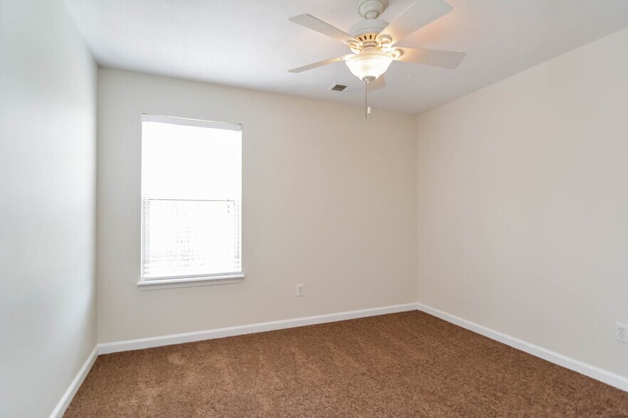 Building Photo - 2770 Lake Park Ridge W
