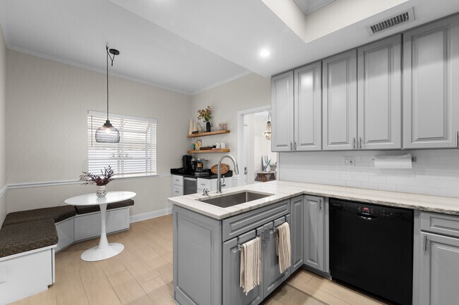 Building Photo - 607 S Glen Ave