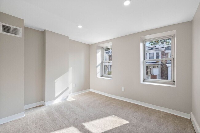 Building Photo - 1 Bedroom 1 Bath Townhouse for rent