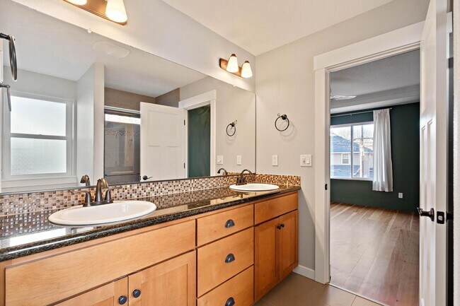 Building Photo - Beautiful 3-bdrm/2.5-bath contemporary craft home w/ lots of character. A/C, fireplace, fenced ba...