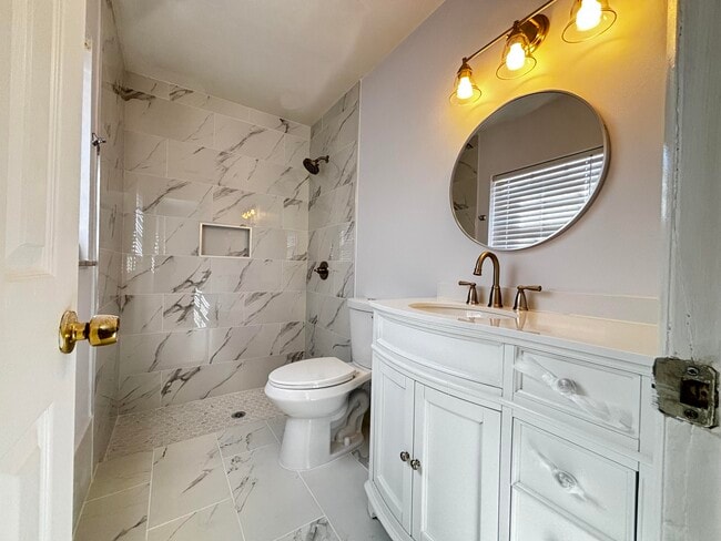 Building Photo - 3919 Wilshire St