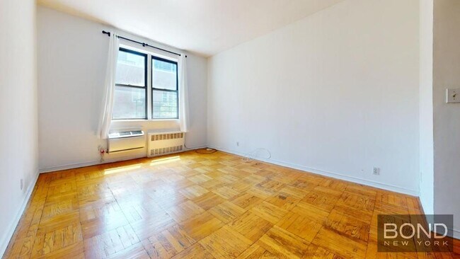 Building Photo - 219 E 76th St