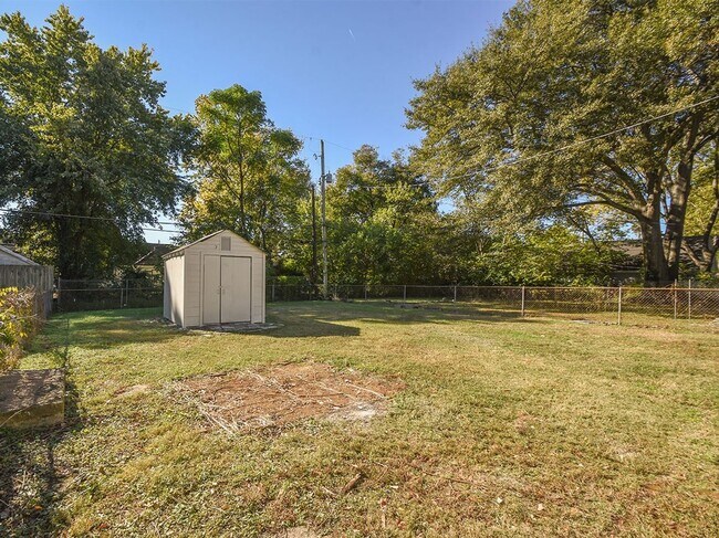 Building Photo - UPDATED 3 bed, 1 bath near U of M.
