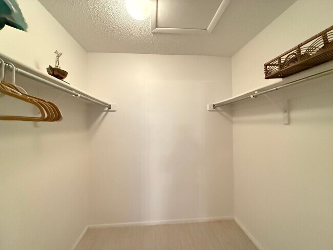 Building Photo - IMG Golf Course 2/2 Condo at Valencia Gard...