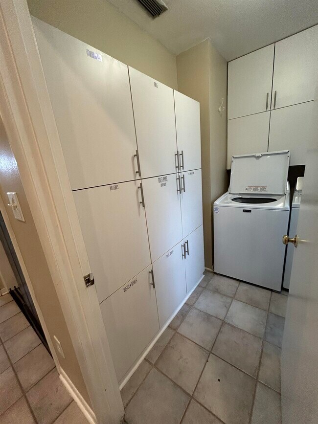 Building Photo - 7585 Skipper Ln