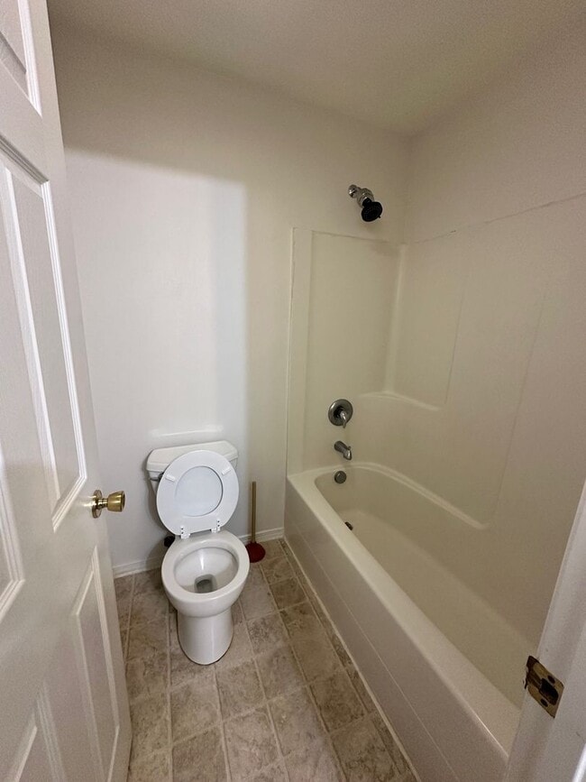 Building Photo - Lovely 3 Bedroom Apartment- Close to Schools/Parks!