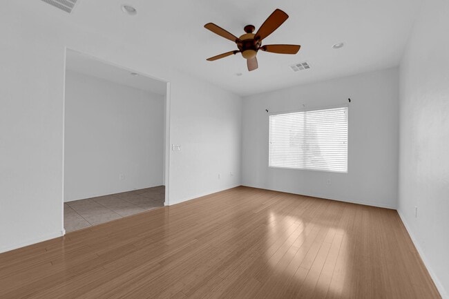 Building Photo - Huge 2 bedroom, 2 bath house with a Den on...