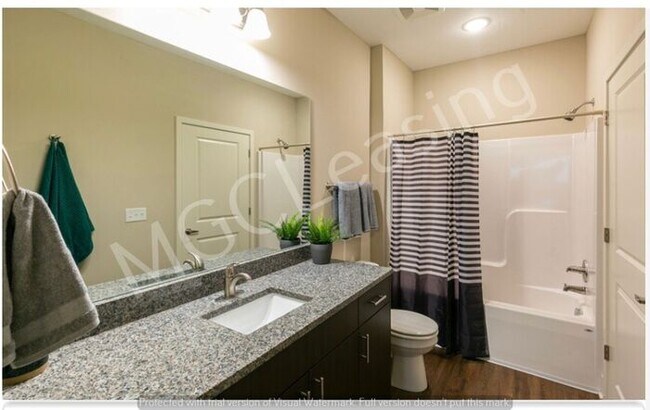 Building Photo - 2 Bedroom Luxury Apartment in the Northland of KCMO