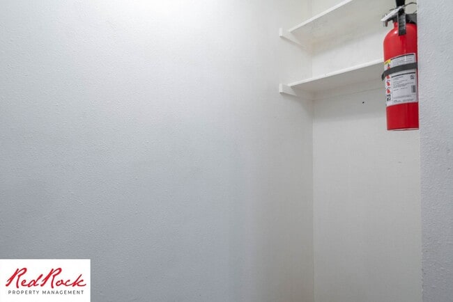 Building Photo - Charming 2 Bed / 1 Bath Apartment in a Prime Location