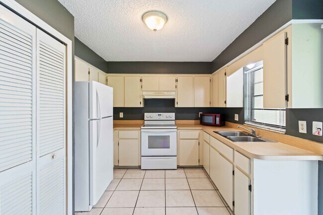 Building Photo - "Charming 2-Bedroom Duplex in Port Charlotte1"