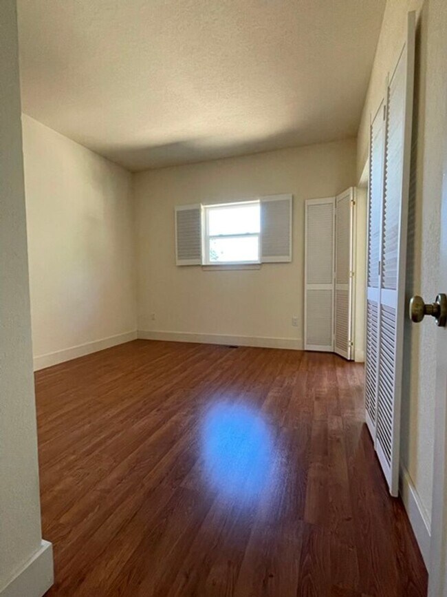 Building Photo - Large home in the Running Y