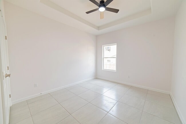 Building Photo - 154 Lagos Ave