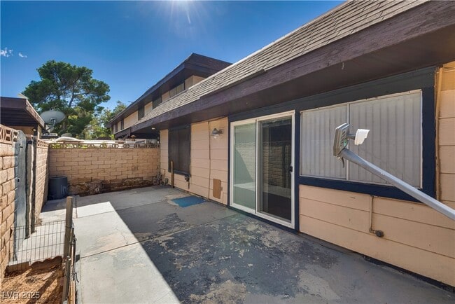 Building Photo - 6211 Meadow Brook Ln