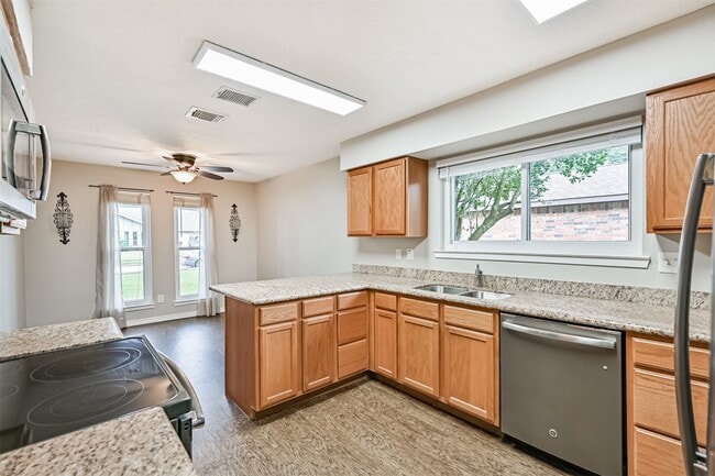 Building Photo - 222 Old Oaks St