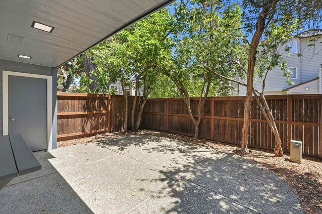 Building Photo - Luxury  2 bedroom Townhome in Great Location