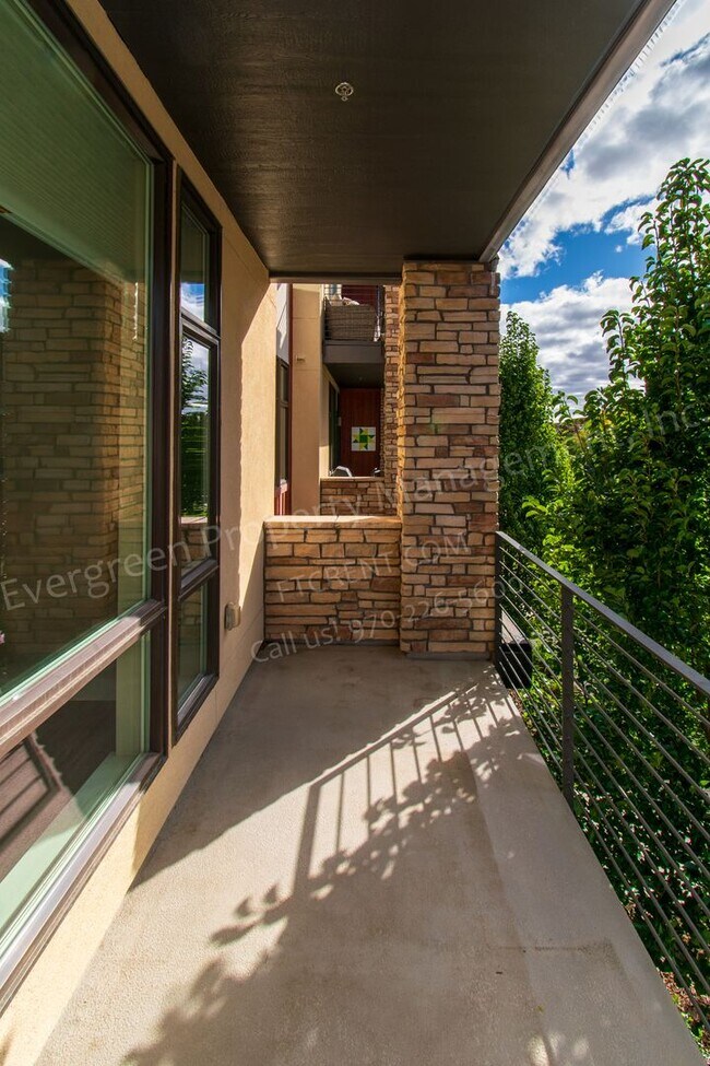 Building Photo - 2715 Iowa Dr