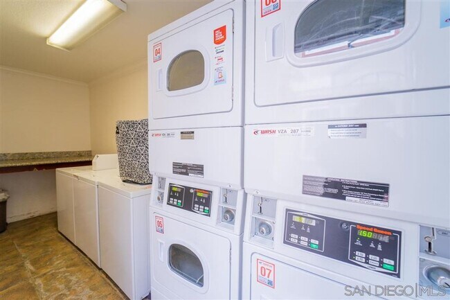 Building Photo - Renovated Two Bedroom Condo in Gated Community