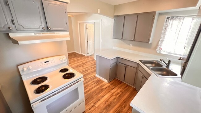 Building Photo - Lovely 2 Bedroom + Bonus Room, 1 Bathroom ...