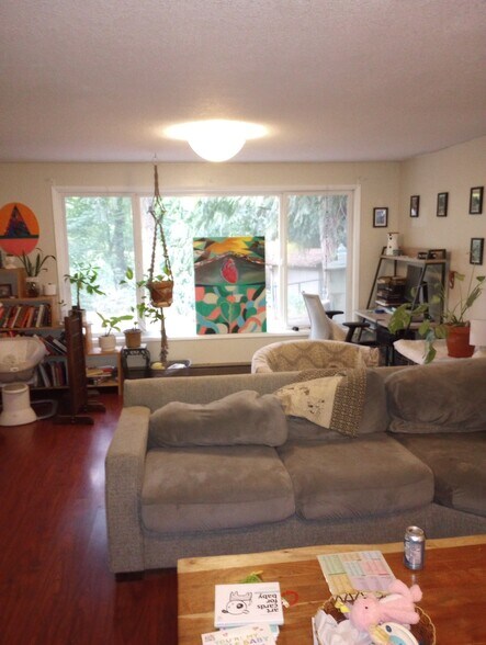 Other side of living room - 2050 SW Pheasant Dr