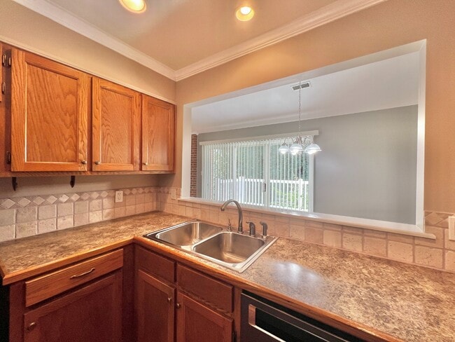 Building Photo - End Unit in Great Location!