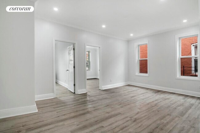Building Photo - 566 Osborn St