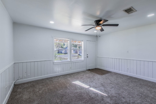 Building Photo - 301 E Dumble St