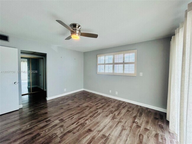 Building Photo - 2300 Park Ln