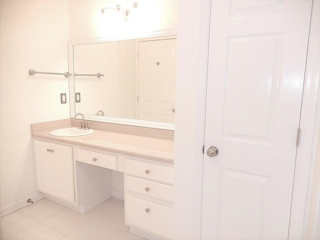 Building Photo - 3216 Castle Ct