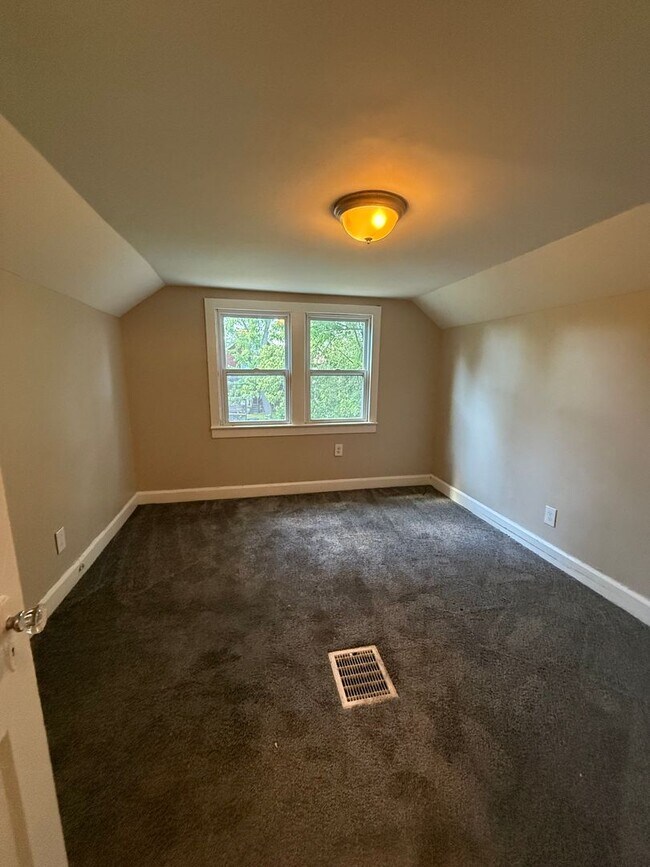 Building Photo - 4bd Single E. 140/kinsman Section 8