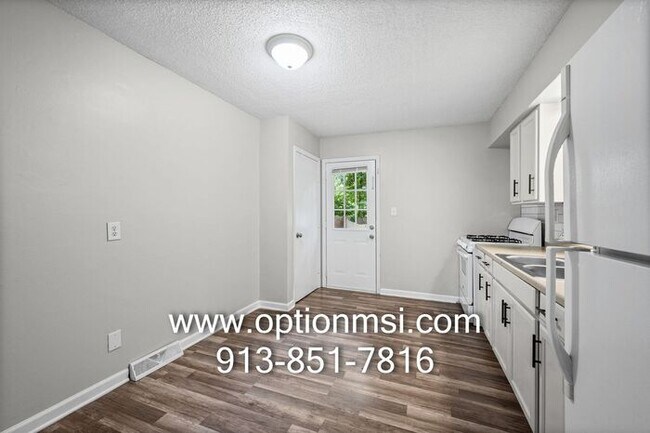 Building Photo - Very Spacious and ready for immediate move-in!!