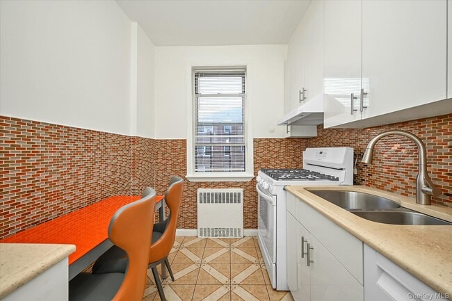 Building Photo - 99-41 64th Ave