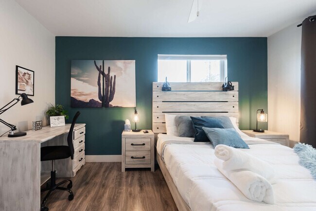 Building Photo - 4917 E Granada Rd