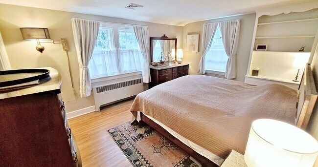 Building Photo - Fully Furnished 4 Bed / 1-1/2 Bath Single Family Home w/2 Car Garage