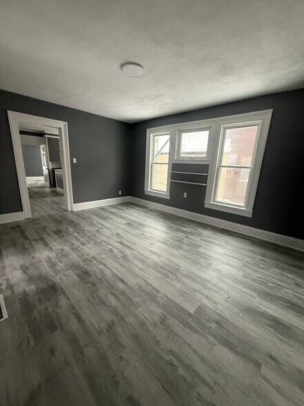 Building Photo - 313 E 7th St