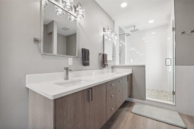 Building Photo - 12400 Capri Cir N