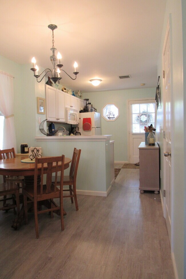 Building Photo - 6+ MONTH RENTAL-Temporarily discounted to ...