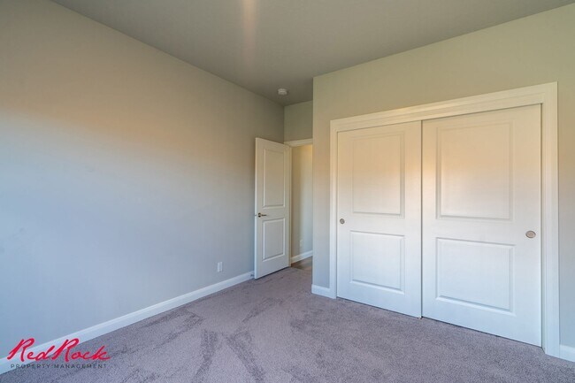 Building Photo - Stunning 4 Bedroom Home with Gorgeous Back...