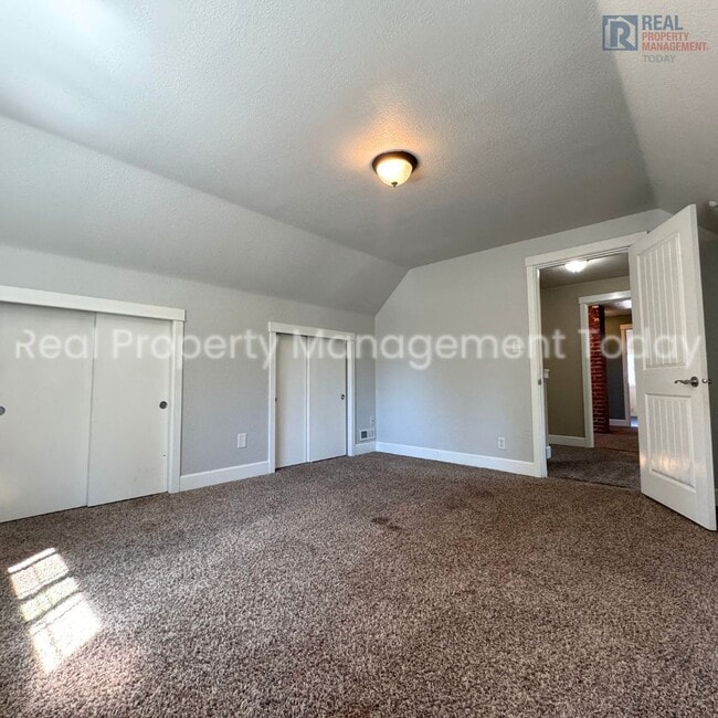 Building Photo - Charming 5 Bedroom + Huge yard!