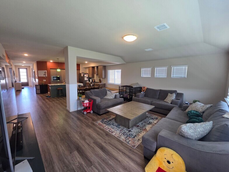 Building Photo - 1105 Goldenrod Dr