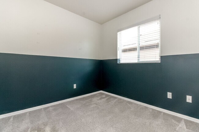 Building Photo - 3684 London Loop NE