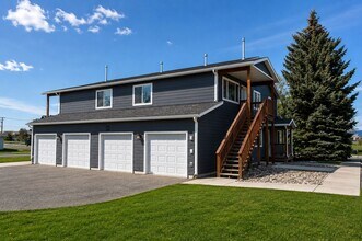 Building Photo - Beautiful 2 bedroom apartment with attached garage!